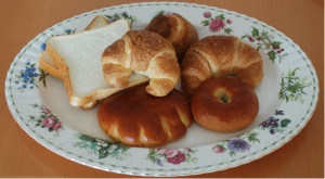 写真　いろいろなパン（食パン，クロワッサン，アンパン，クリームパン，甘食パン）