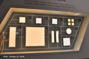 写真14　中央の製品は320 mm×320 mmの最大級の有機EL照明用パネル（撮影：Granage LLP）