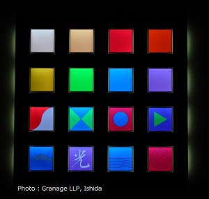 写真22　8色の鮮やかな色を表現。特徴は，高分子有機EL照明で，同パネルは2色塗り分け「デュアルカラー有機EL照明パネル」だ（撮影：Granage LLP）